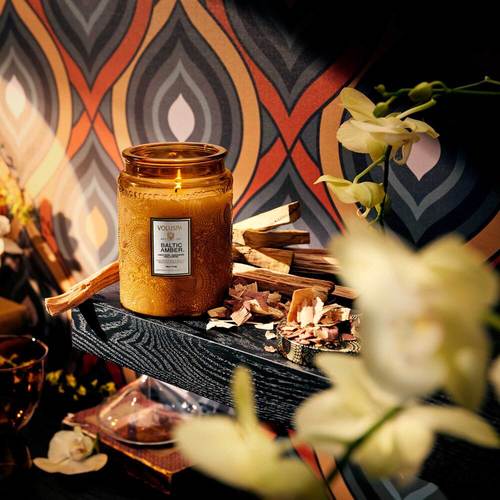 נר ריחני בצנצנת זכוכית 510 גרם - Baltic Amber VOLUSPA – תמונה 3