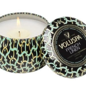 נר ריחני בקופסת פח - French Linen VOLUSPA
