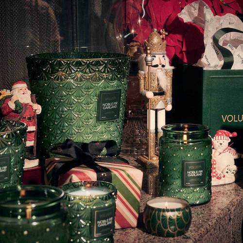 נר ריחני בקופסת פח - Noble Fir Garland VOLUSPA – תמונה 4