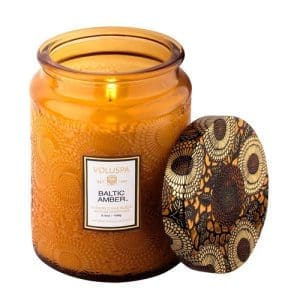 נר ריחני בצנצנת זכוכית 510 גרם - Baltic Amber VOLUSPA