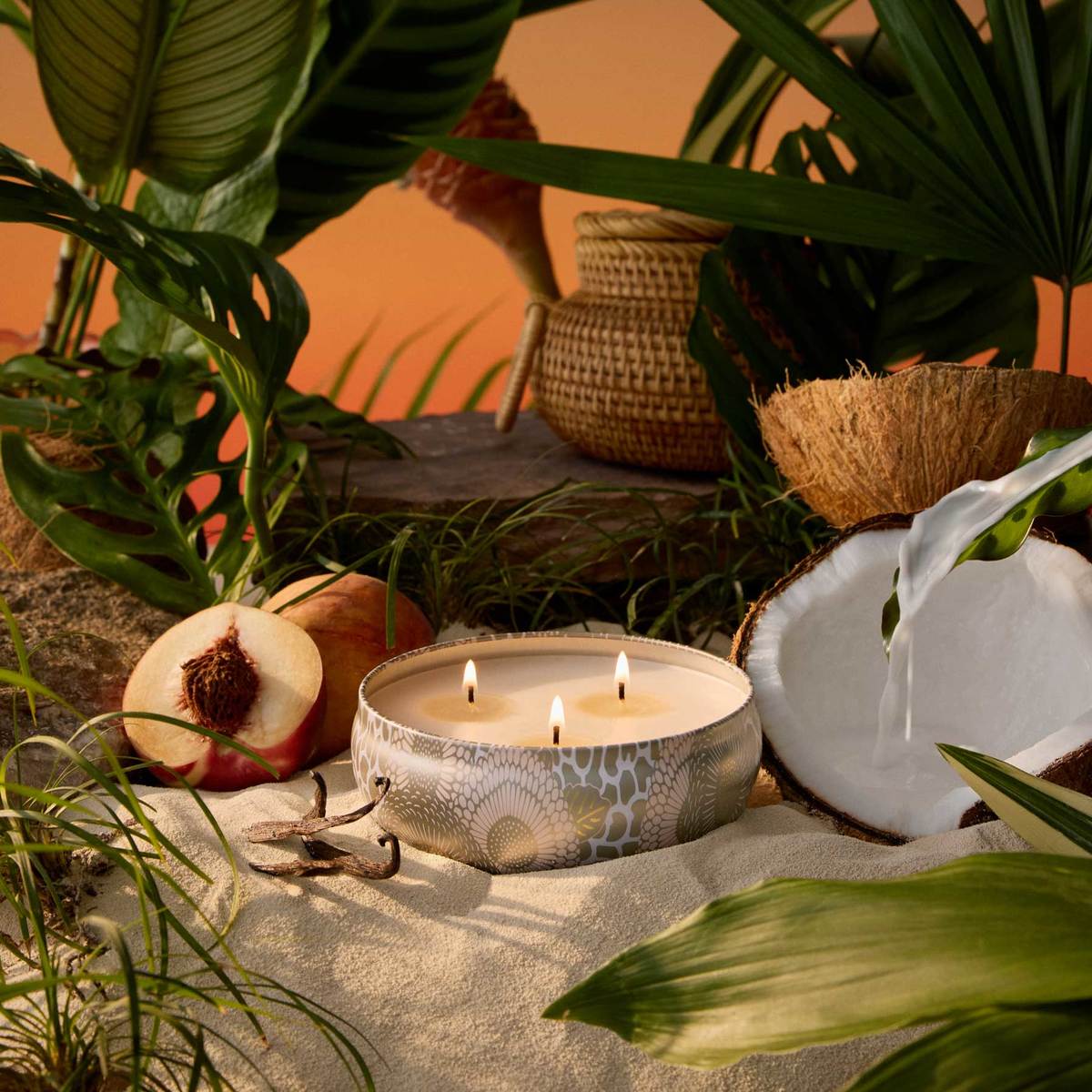 נר ריחני בקופסת פח עם 3 פתילים - Tahitian Coconut Vanilla VOLUSPA – תמונה 3