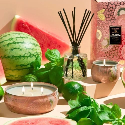 נר ריחני בקופסת פח עם 3 פתילים - Kalahari Watermelon VOLUSPA – תמונה 5