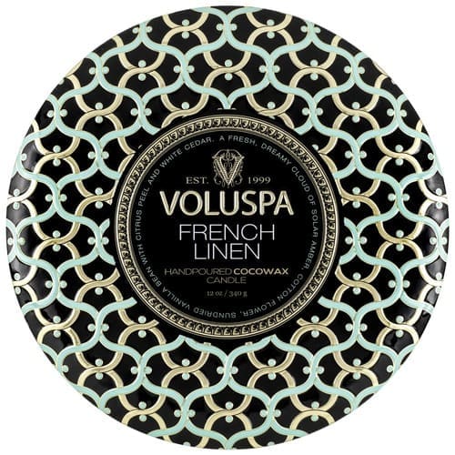 נר ריחני בקופסת פח עם 3 פתילים - French Linen VOLUSPA – תמונה 2