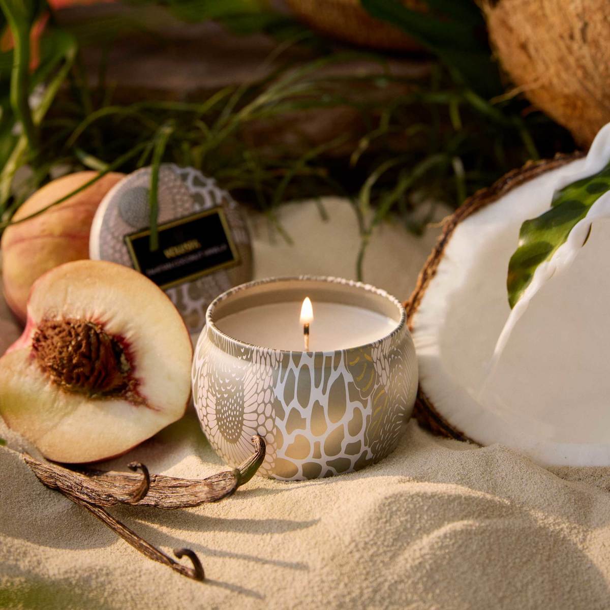 נר ריחני בקופסת פח 113 גרם - Tahitian Coconut Vanilla VOLUSPA – תמונה 3