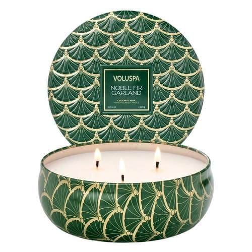נר ריחני בקופסת פח עם 3 פתילים - Noble Fir Garland VOLUSPA