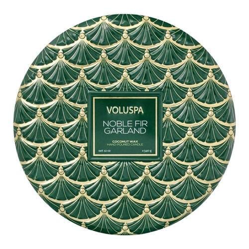 נר ריחני בקופסת פח עם 3 פתילים - Noble Fir Garland VOLUSPA – תמונה 2