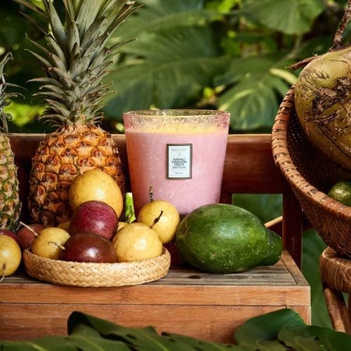 נר גדול 3 פתיליות 1070 גרם - Nāpali Passion Fruit VOLUSPA – תמונה 2